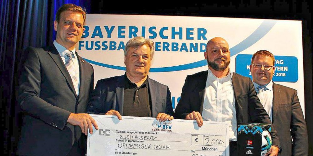 Auch die Helfer unterstützen: Nach diesem Motto überreichten Bezirks-Vorsitzender Harald Haase (v.l.), BFV-Vizepräsident Reinhold Baier und Passaus Kreisvorsitzender Christian Bernkopf (rechts) 2000 Euro an Vorstand Reinhard Völdl von den "Urlberger Buam". − Foto: Frühwirth/BFV