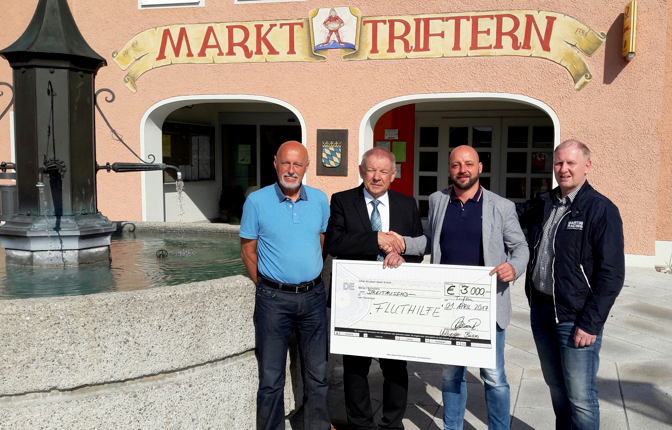 v.links: 1. Vorsitzender Wolfgang Lerbs, Walter Czech (Bürgermeister des Marktes Triftern), Reinhard Völdl (Kassier), Christian Kaiser (sportlicher Leiter)
